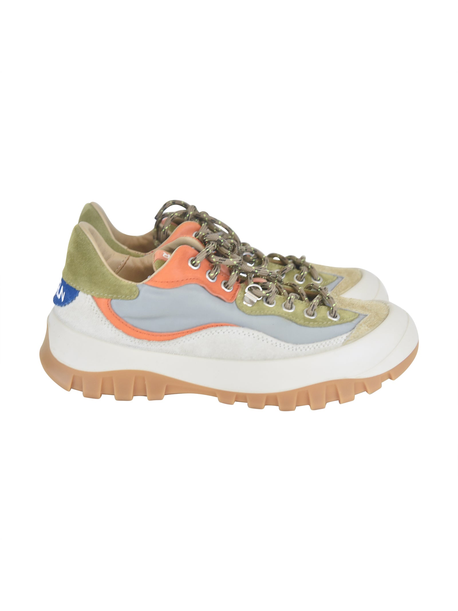 scarpe suole strutturate, materiali resistenti e dettagli funzionali 