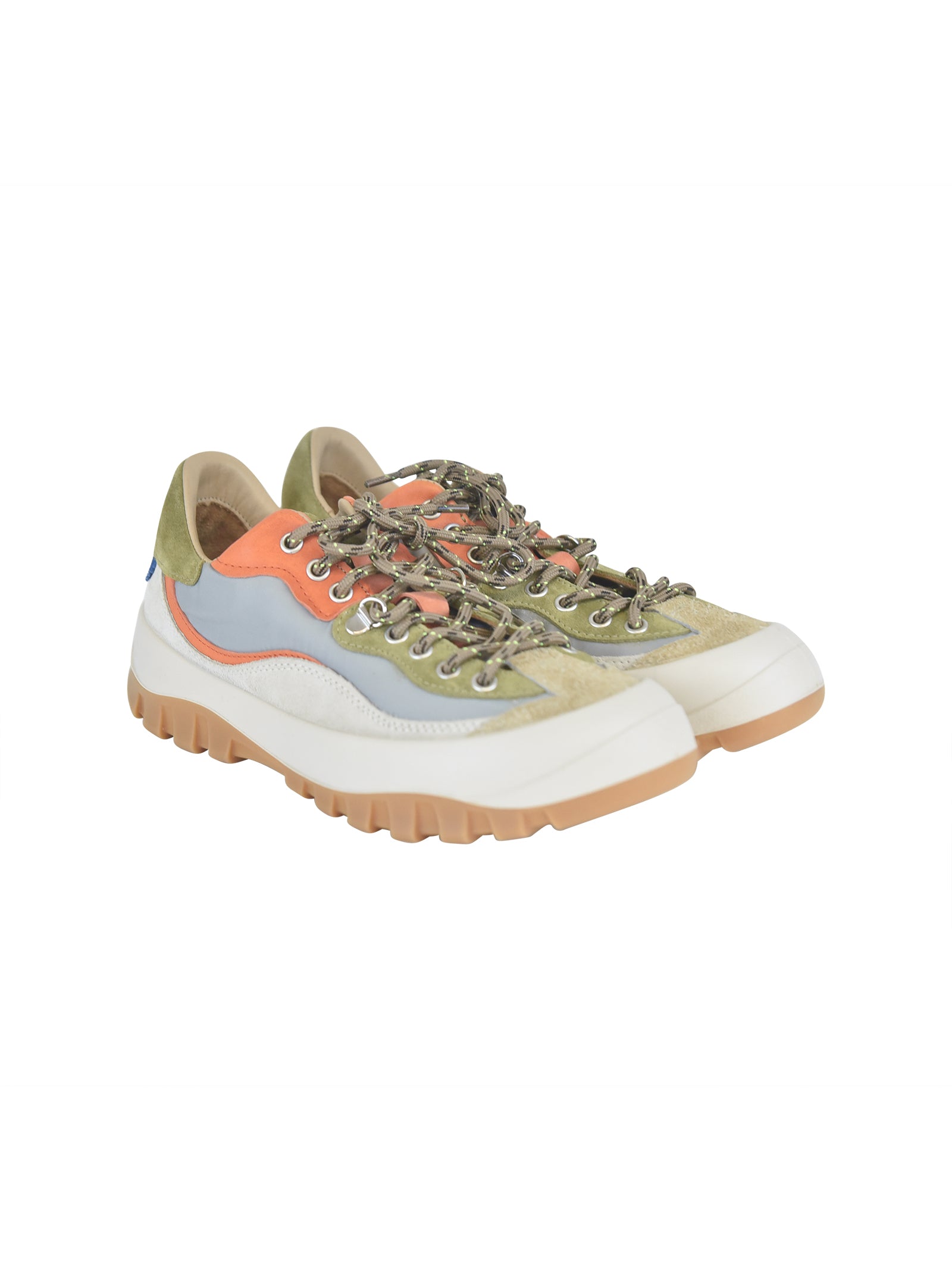 scarpe suole strutturate, materiali resistenti e dettagli funzionali 