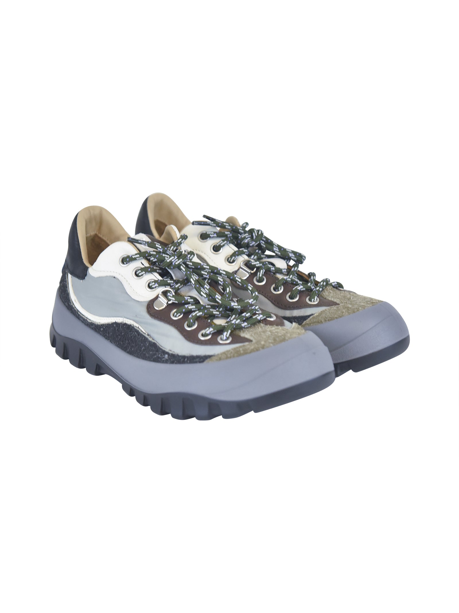 scarpe suole strutturate, materiali resistenti e dettagli funzionali 