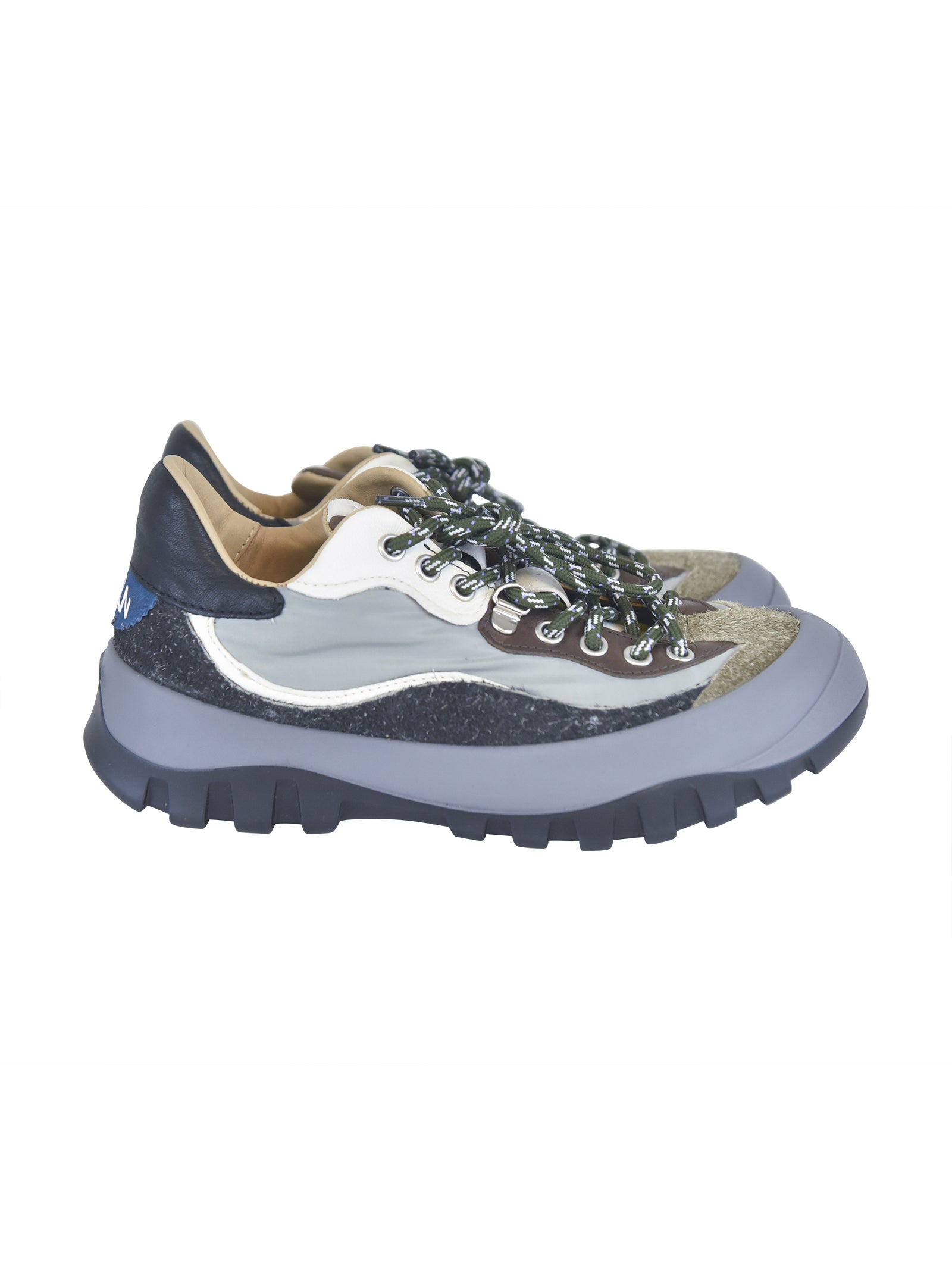 scarpe suole strutturate, materiali resistenti e dettagli funzionali 