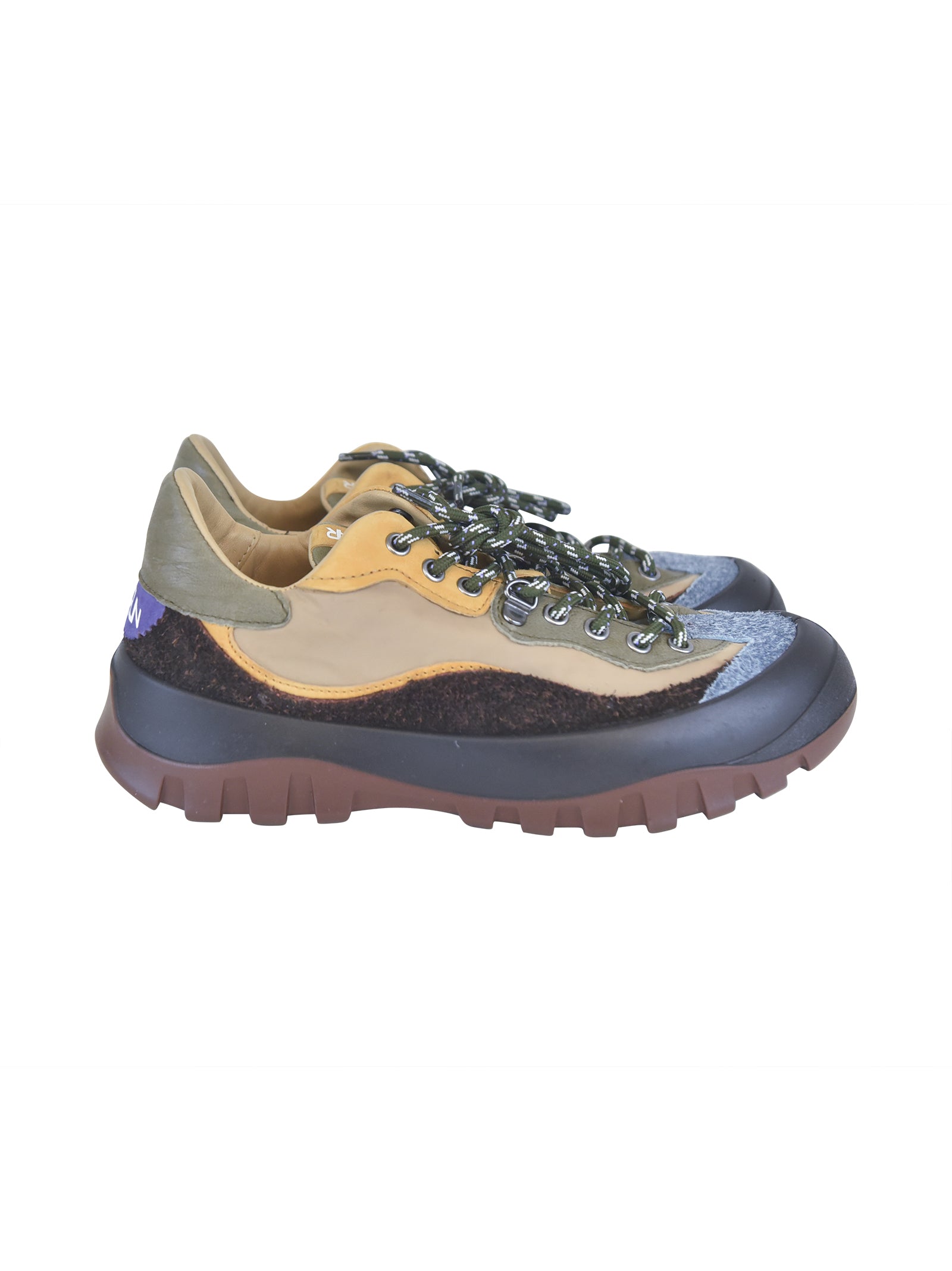 scarpe suole strutturate, materiali resistenti e dettagli funzionali 