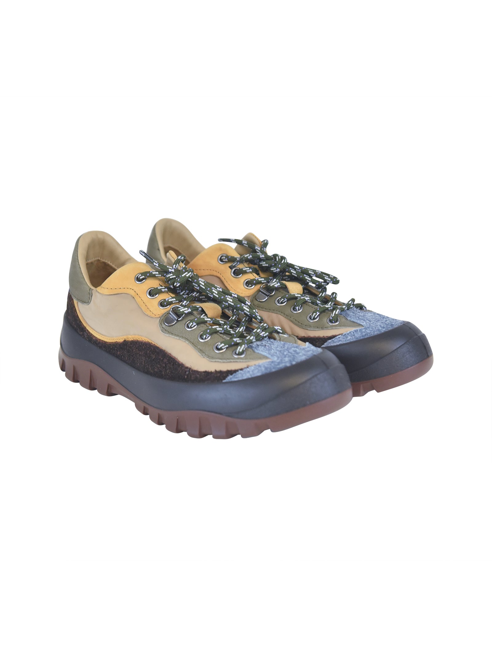 scarpe suole strutturate, materiali resistenti e dettagli funzionali 