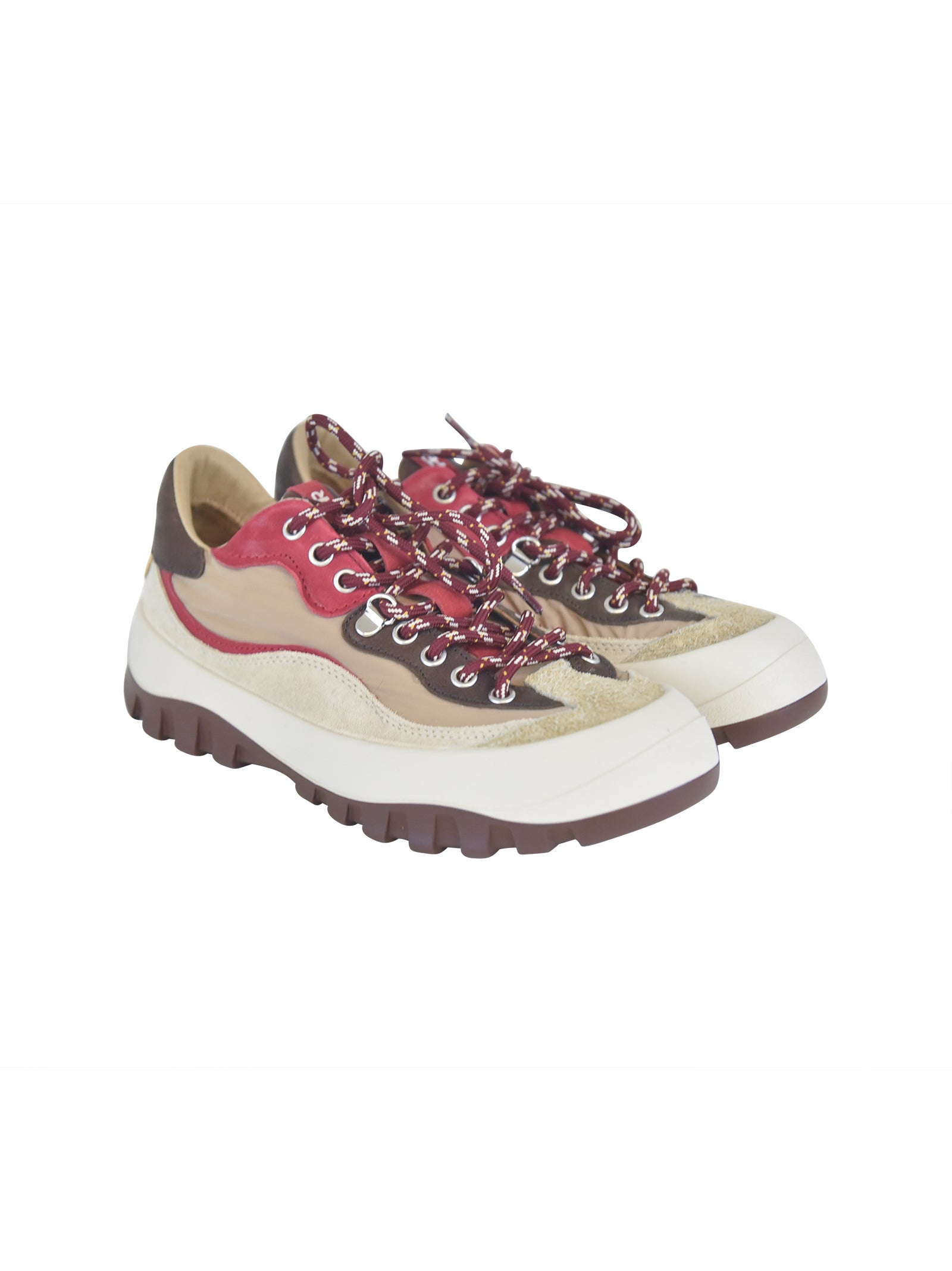 scarpe suole strutturate, materiali resistenti e dettagli funzionali 
