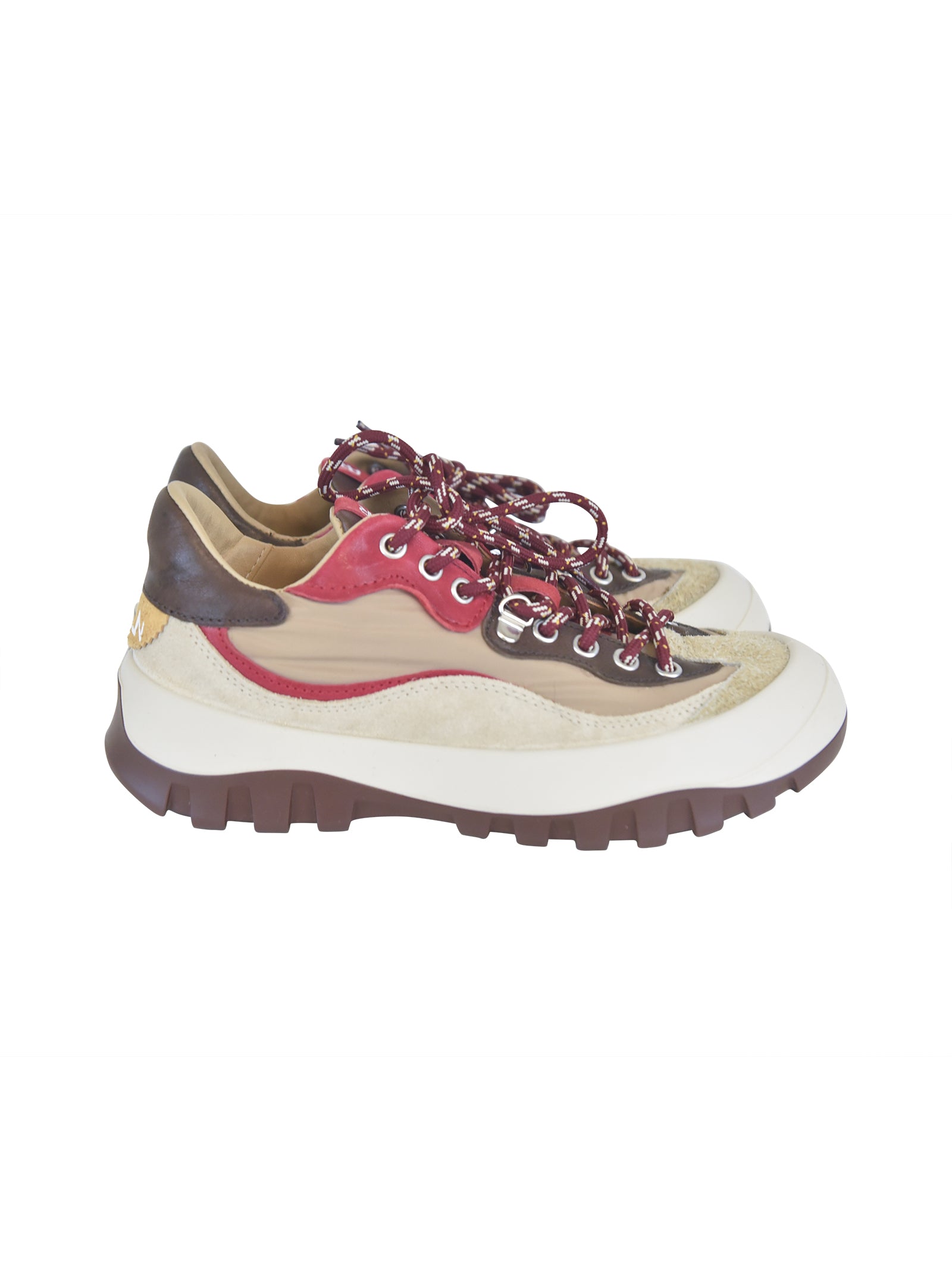 scarpe suole strutturate, materiali resistenti e dettagli funzionali 