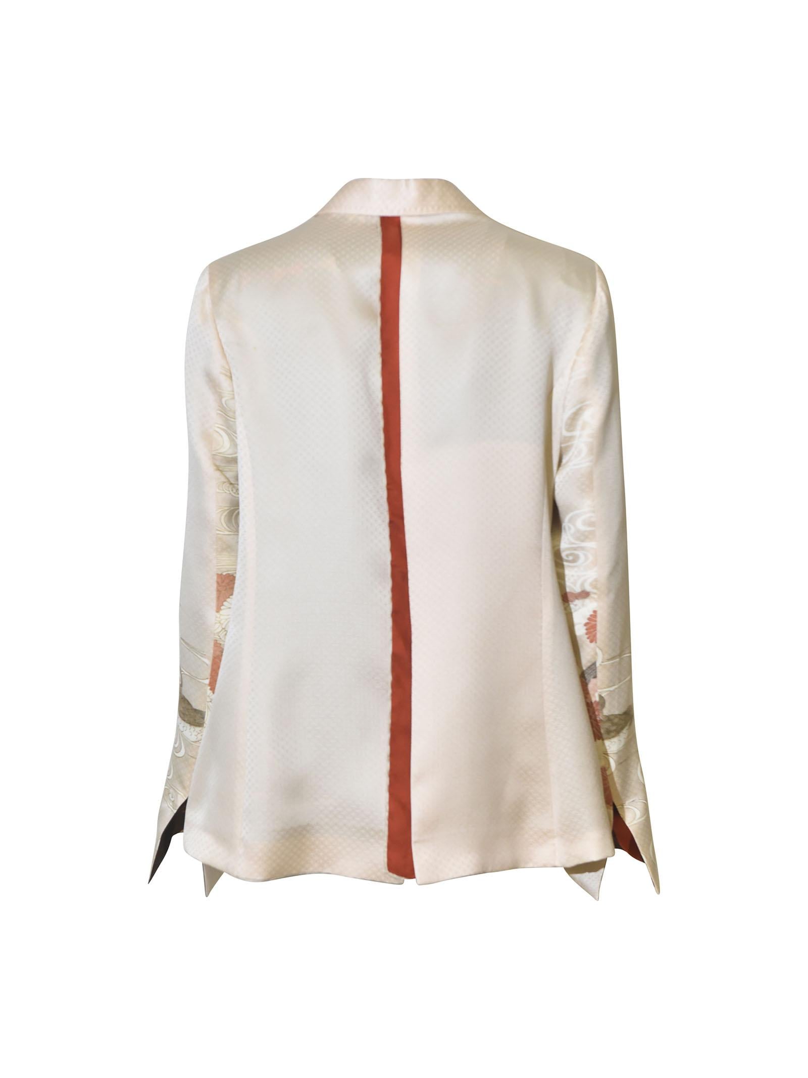 giacca kimono tradizionale con foulard vintage -fondo chiaro 