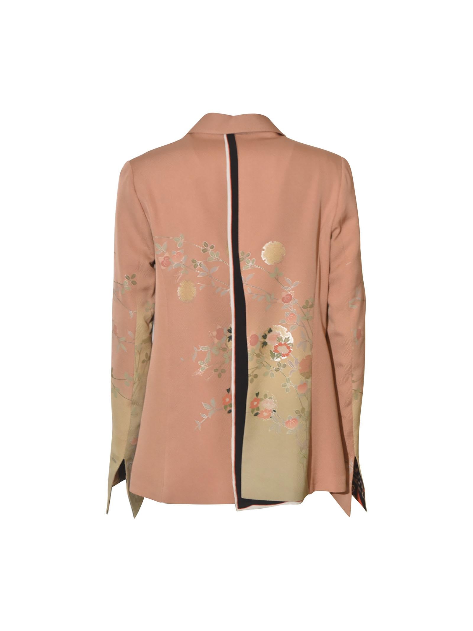 giacca kimono tradizionale con foulard vintage -fondo chiaro 