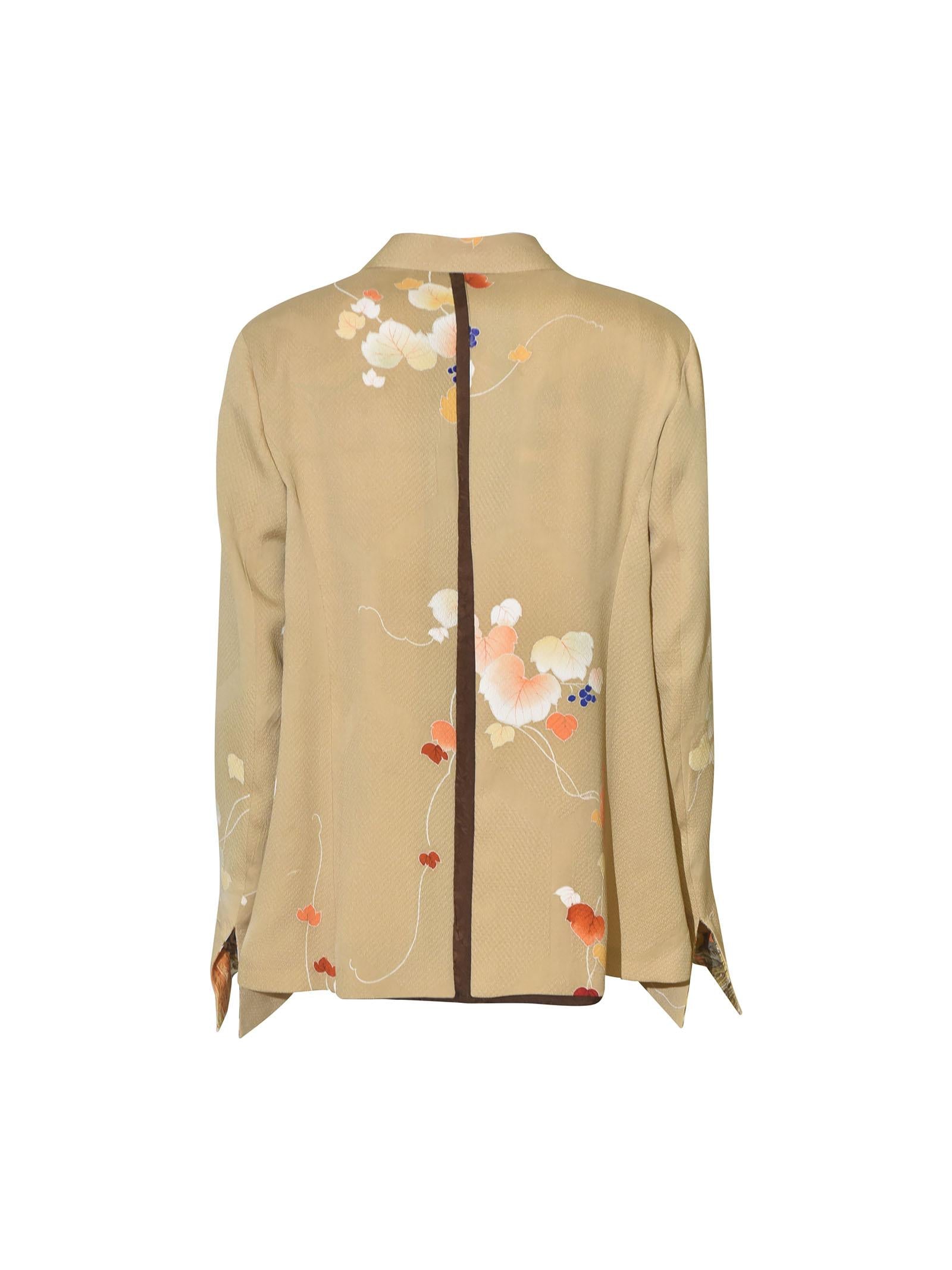 giacca kimono  doppiopetto spacco schiena fondo chiaro 