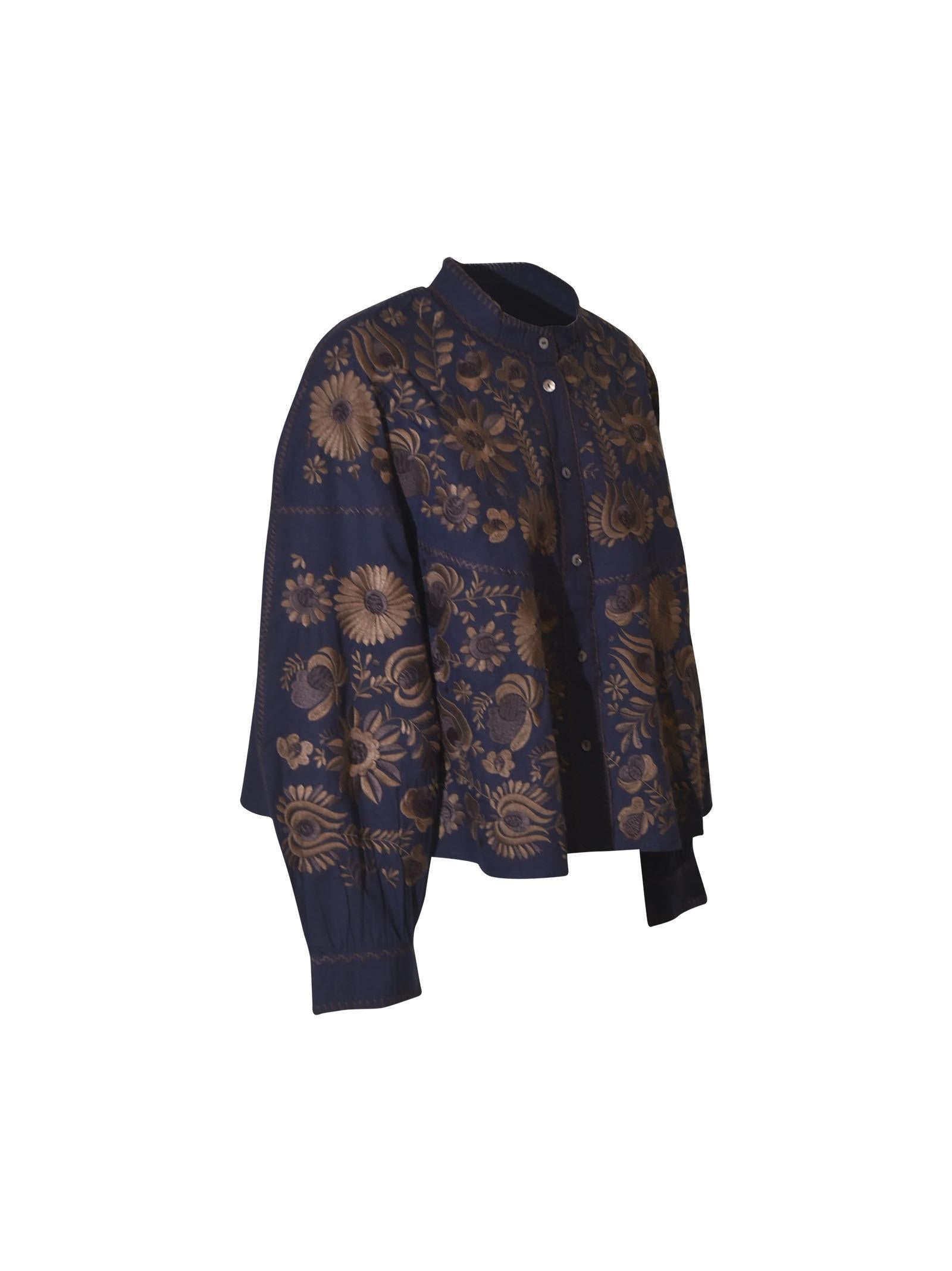 camicia con manica ampia e ricami 