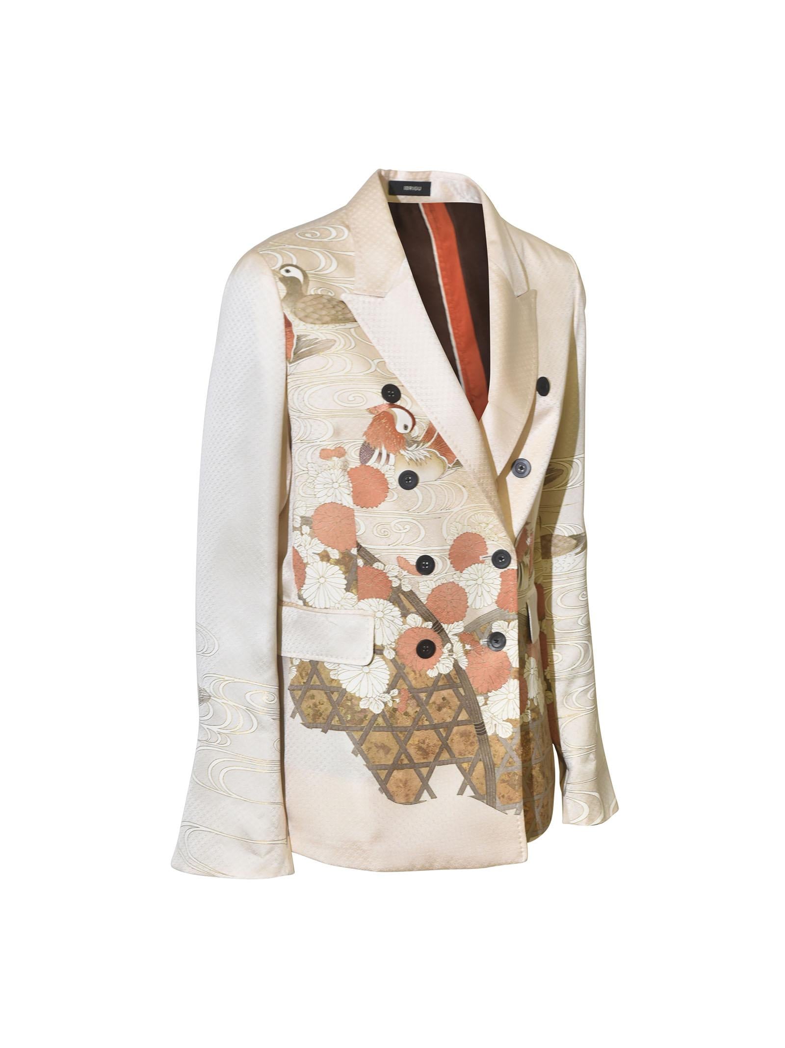 giacca kimono tradizionale con foulard vintage -fondo chiaro 