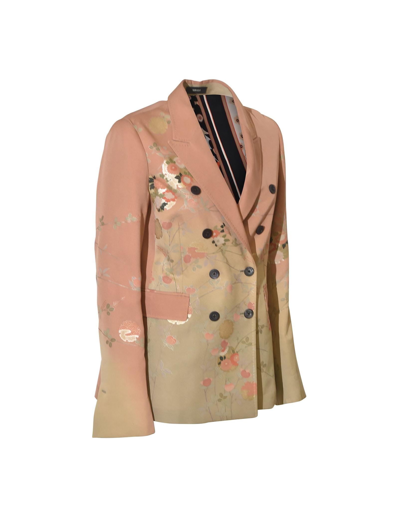 giacca kimono tradizionale con foulard vintage -fondo chiaro 