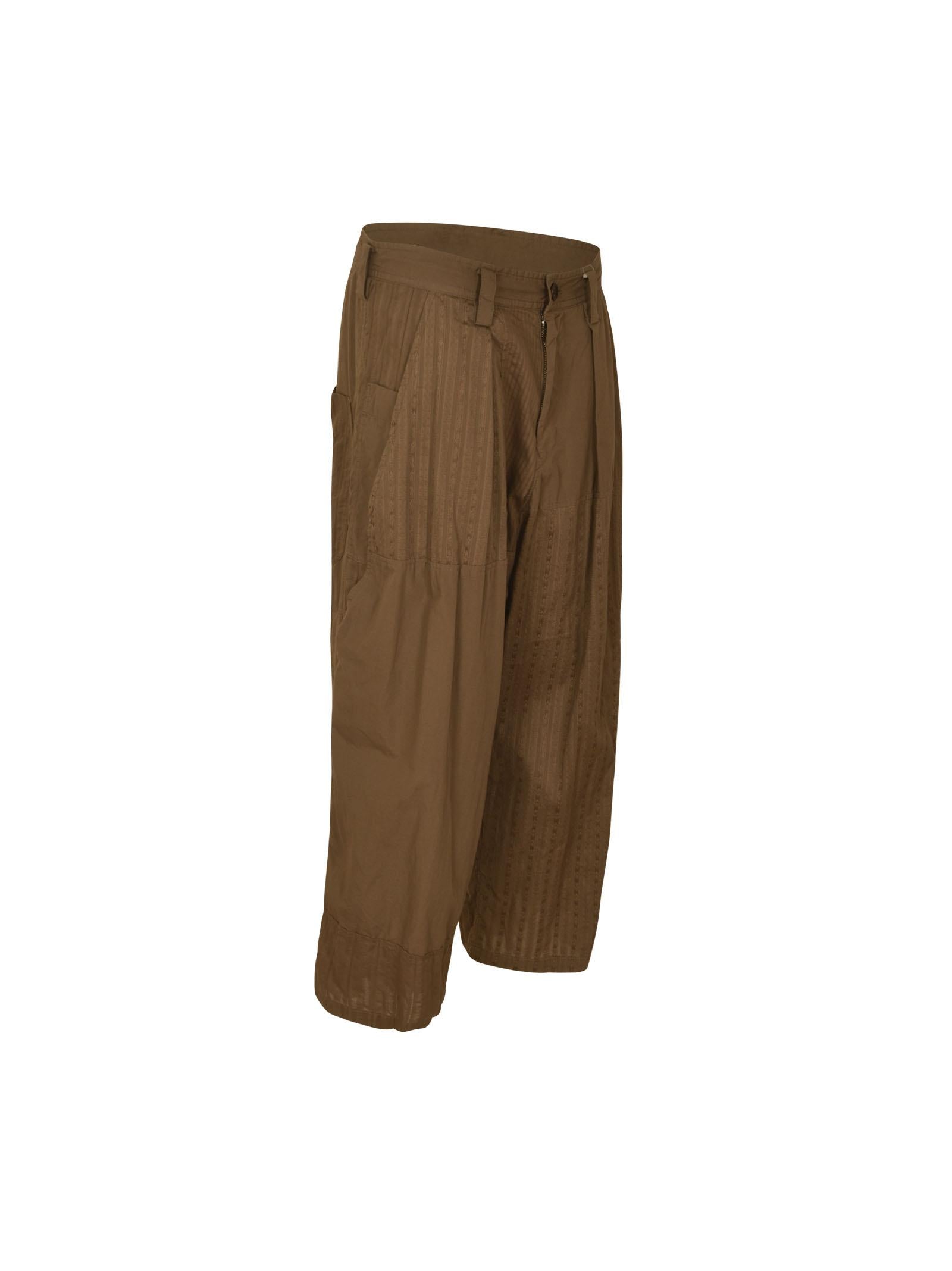 pantaloni con pences e coulisse 