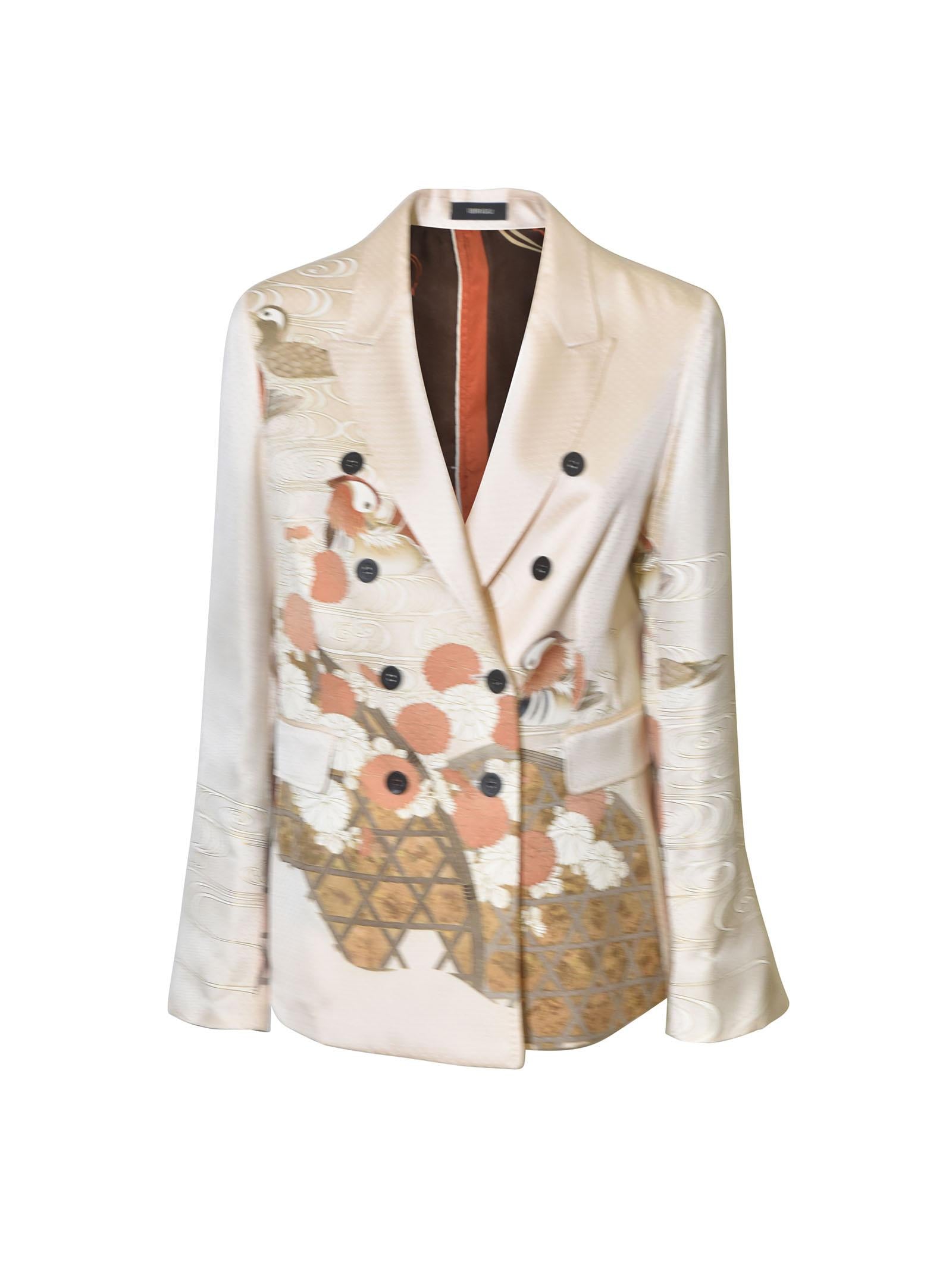 giacca kimono tradizionale con foulard vintage -fondo chiaro 